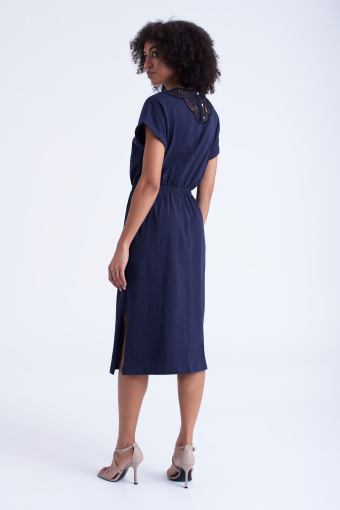 Granatowa sukienka midi z koronką