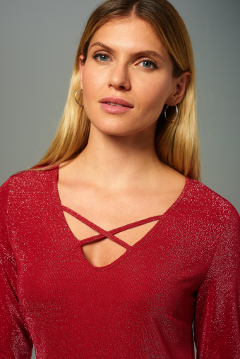 Czerwona sukienka z połyskującej dzianiny, dopasowany fason