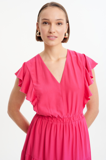 Różowa sukienka maxi z falbaną