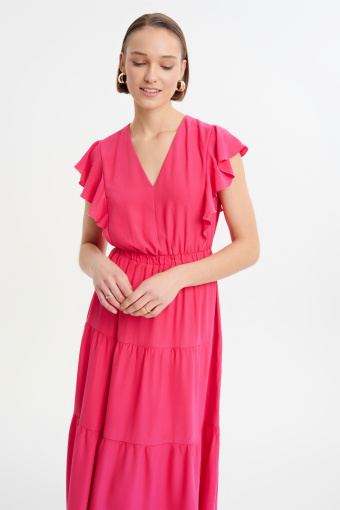 Różowa sukienka maxi z falbaną