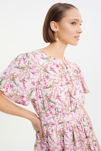 Elegancka sukienka w drobne różowe kwiaty
