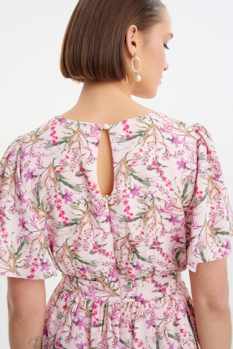 Elegancka sukienka w drobne różowe kwiaty