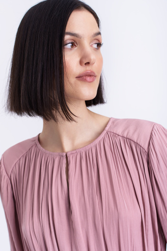 Kreszowana sukienka w kolorze delikatnego różu Kreszowana sukienka w kolorze delikatnego różu