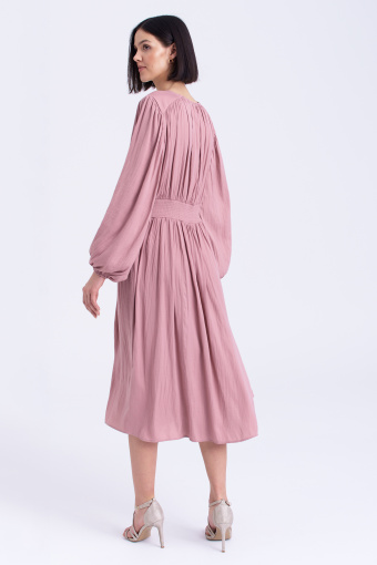 Kreszowana sukienka w kolorze delikatnego różu Kreszowana sukienka w kolorze delikatnego różu