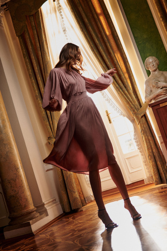 Kreszowana sukienka w kolorze delikatnego różu Kreszowana sukienka w kolorze delikatnego różu