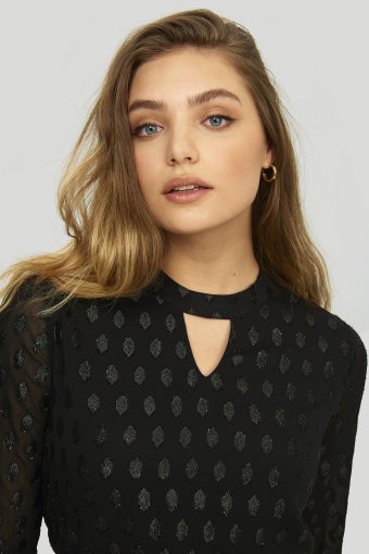 Elegancka, szyfonowa sukienka z połyskującą nitką