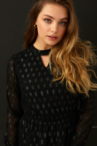 Elegancka, szyfonowa sukienka z połyskującą nitką