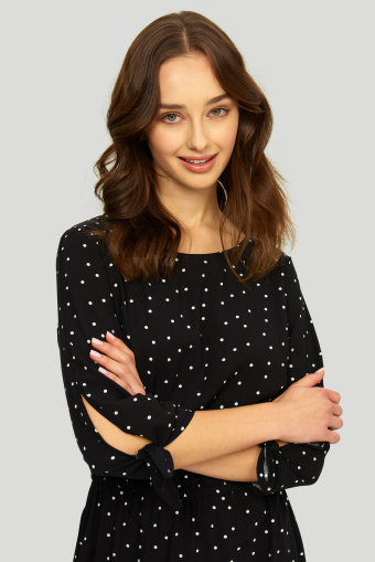 Czarna sukienka z nadrukiem w groszki, rękaw 3/4