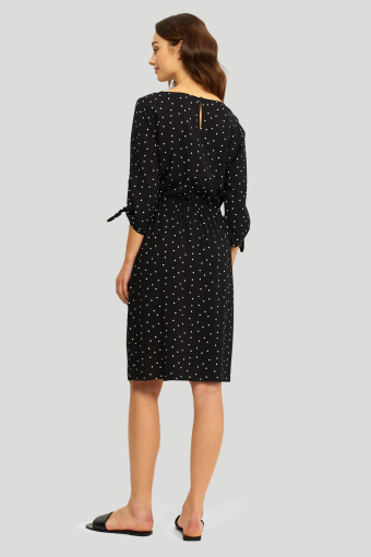 Czarna sukienka z nadrukiem w groszki, rękaw 3/4