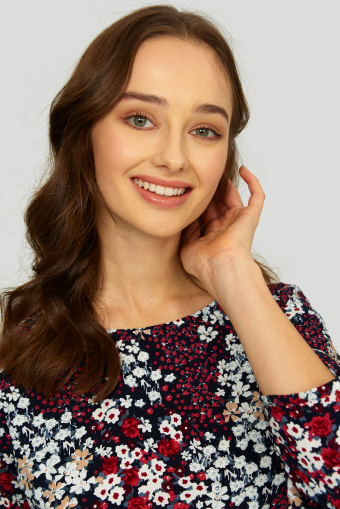 Wiskozowa sukienka z kwiatowym printem, rękaw 3/4