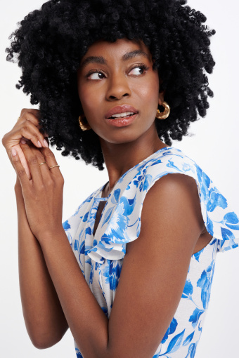 Kobieca sukienka z asymetrycznym dołem biało-niebieska