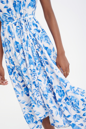 Kobieca sukienka z asymetrycznym dołem biało-niebieska