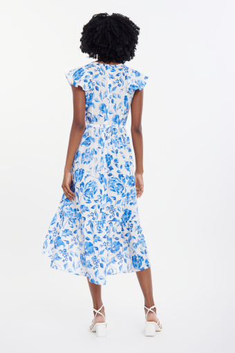 Kobieca sukienka z asymetrycznym dołem biało-niebieska