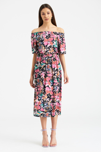 Casualowa sukienka z kwiatowym nadrukiem, dekolt carmen