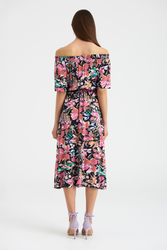 Casualowa sukienka z kwiatowym nadrukiem, dekolt carmen