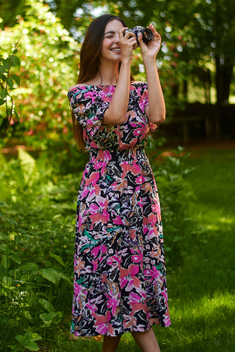 Casualowa sukienka z kwiatowym nadrukiem, dekolt carmen