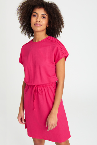 Dzianinowa sukienka z troczkami w talii, intensywny róż