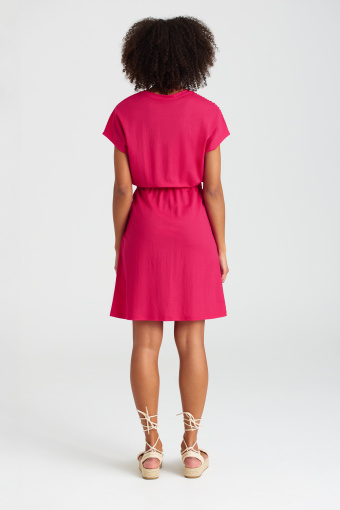 Dzianinowa sukienka z troczkami w talii, intensywny róż