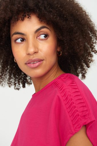 Dzianinowa sukienka z troczkami w talii, intensywny róż