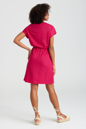 Dzianinowa sukienka z troczkami w talii, intensywny róż