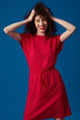 Dzianinowa sukienka z troczkami w talii, intensywny róż