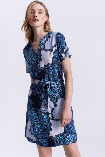 Błękitna sukienka z nadrukiem typu paisley