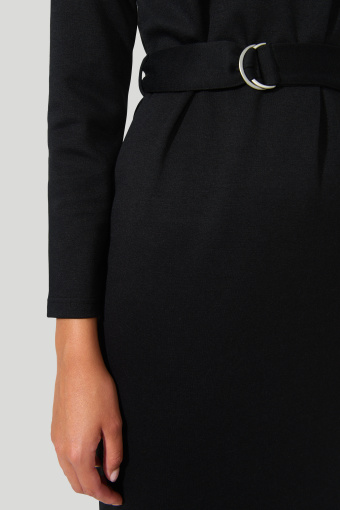 Klasyczna sukienka z paskiem w talii