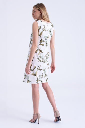 Biała sukienka bez rękawów z subtelnym wzorem