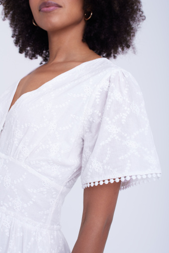 Biała, haftowana sukienka z falbaną Biała, haftowana sukienka z falbaną