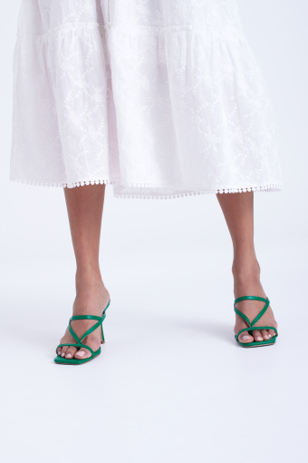 Biała, haftowana sukienka z falbaną Biała, haftowana sukienka z falbaną