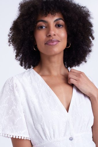 Biała, haftowana sukienka z falbaną Biała, haftowana sukienka z falbaną