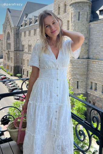 Biała, haftowana sukienka z falbaną Biała, haftowana sukienka z falbaną