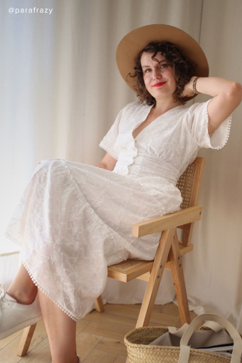 Biała, haftowana sukienka z falbaną Biała, haftowana sukienka z falbaną