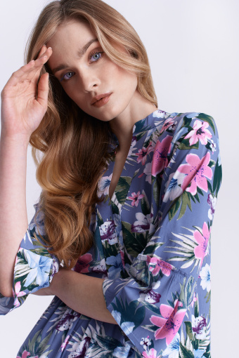 Wiskozowa sukienka w kwiaty, niebieska