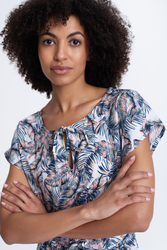 Casualowa sukienka z nadrukiem w liście