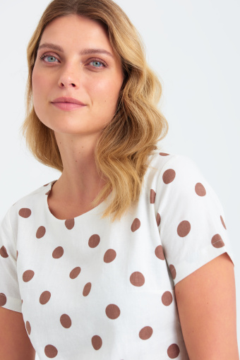 Biała sukienka z nadrukiem w kropki, krótki rękaw