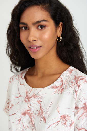 Lniana sukienka z nadrukiem w różowe kwiaty