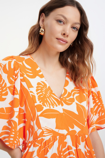 Sukienka z pomarańczowym nadrukiem tropic