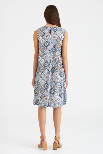 Luźna sukienka z kolorowym nadrukiem, bez rękawów