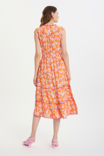 Rozkloszowana sukienka w kwiaty z kontrastową lamówką Rozkloszowana sukienka w kwiaty z kontrastową lamówką