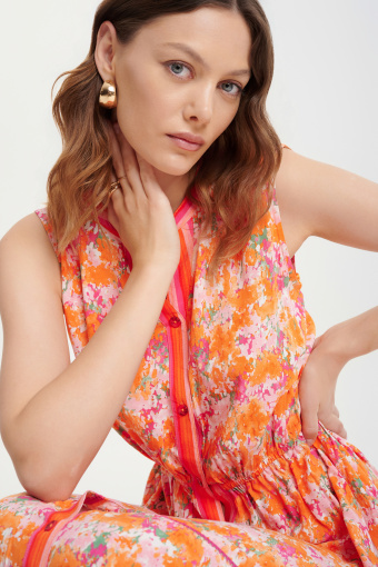 Rozkloszowana sukienka w kwiaty z kontrastową lamówką Rozkloszowana sukienka w kwiaty z kontrastową lamówką