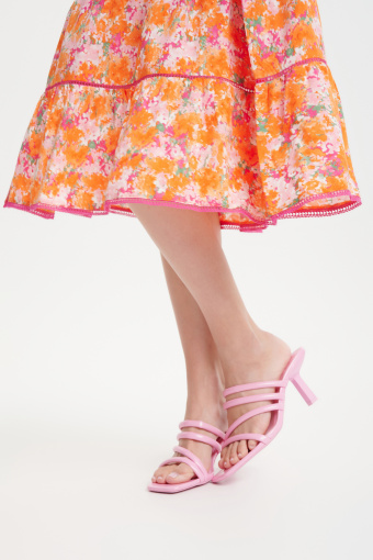 Rozkloszowana sukienka w kwiaty z kontrastową lamówką Rozkloszowana sukienka w kwiaty z kontrastową lamówką