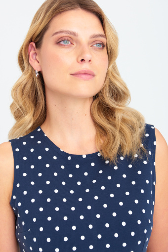 Dopasowana, granatowa sukienka z nadrukiem w kropki