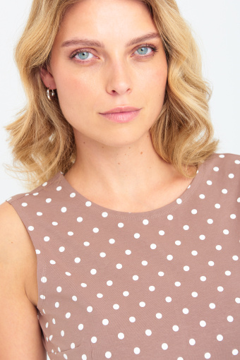 Beżowa sukienka z dzianiny, nadruk w kropki