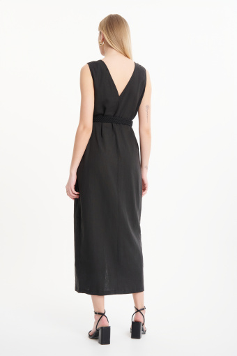 Czarna sukienka midi z paskiem z rafii 