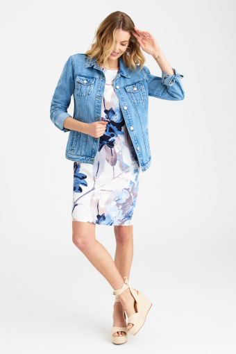 Biała, dopasowana sukienka w kwiaty