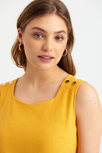 Żółta sukienka z dekoltem typu karo