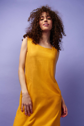 Żółta sukienka z dekoltem typu karo