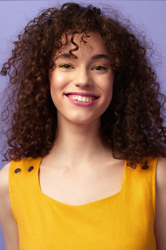 Żółta sukienka z dekoltem typu karo