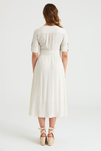 Kremowa sukienka midi z podkreśloną talią